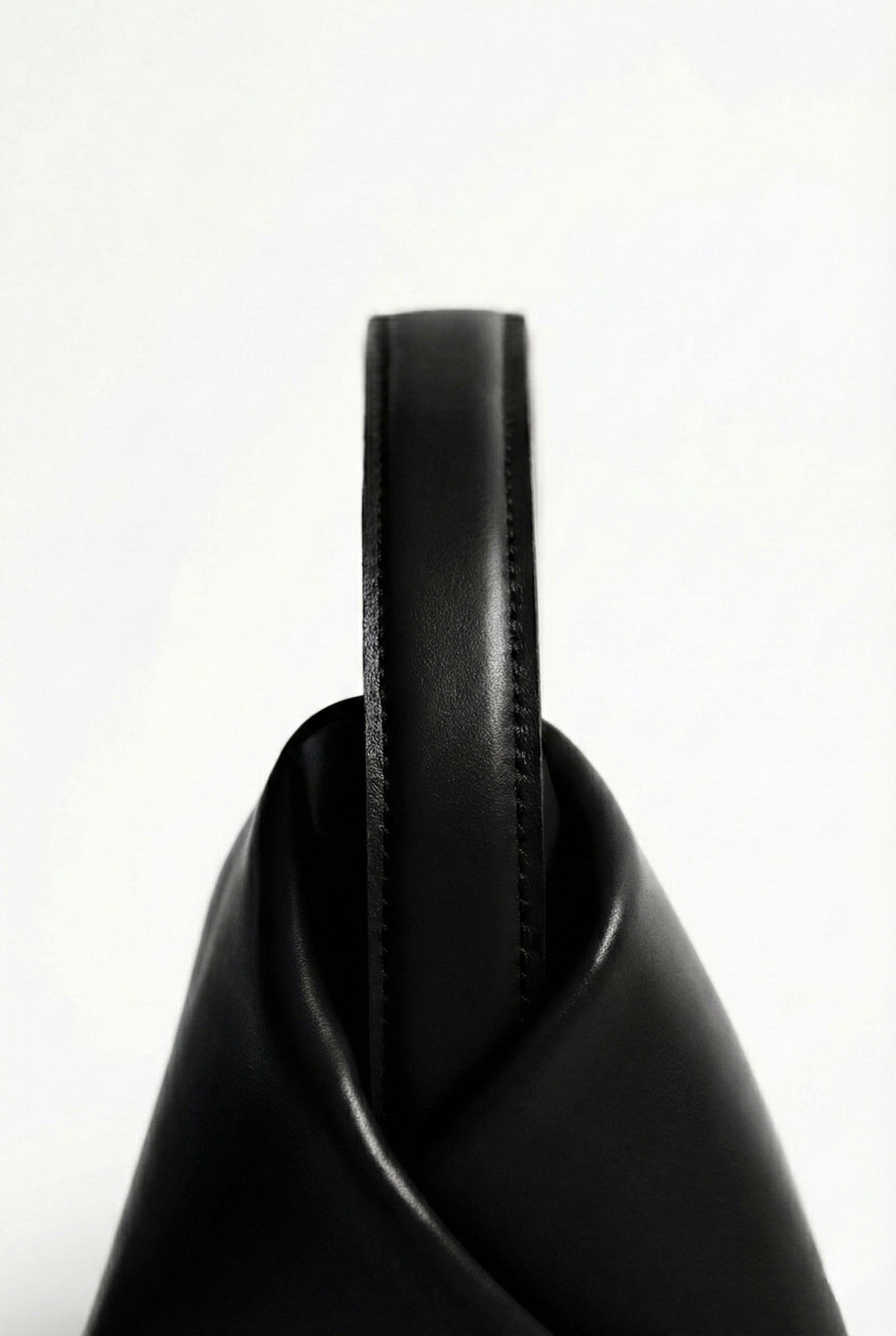 DETALLE ASA NEGRA BOLSO VOLVER003